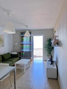een woonkamer met een bank en een tafel bij Vv Bimba in Frontera