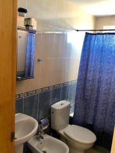 een badkamer met een toilet en een wastafel bij Vv Bimba in Frontera