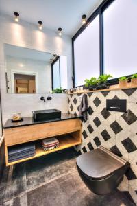een badkamer met een wastafel en een spiegel bij hovevei tsion 41 in Tel Aviv
