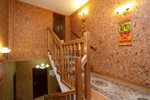 イジェフスクにあるSosnoviy Bor Guest Houseの壁のある部屋の木製階段