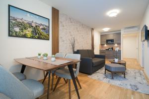 salon ze stołem i krzesłami oraz kuchnia w obiekcie MyApartments Vienna w Wiedniu
