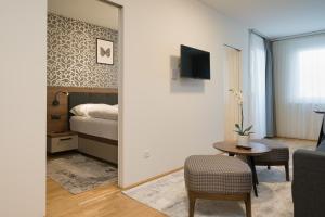 pokój z sypialnią z łóżkiem i lustrem w obiekcie MyApartments Vienna w Wiedniu