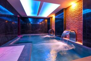 jacuzzi con cascada en una habitación en Hotel Master, en Brescia