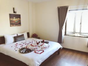 Postel nebo postele na pokoji v ubytování Le Grey Dalat Hotel