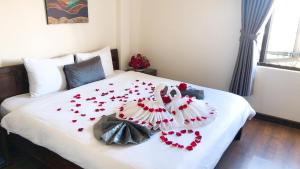 Postel nebo postele na pokoji v ubytování Le Grey Dalat Hotel
