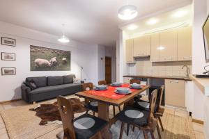 Kuchyňa alebo kuchynka v ubytovaní Apartamenty Orkana Centrum Zakopane