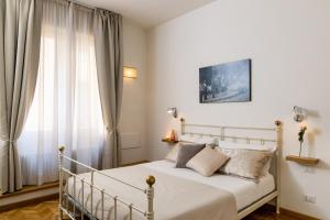 1 dormitorio con cama y ventana en MyFlorenceHoliday Gold Bridge, en Florencia