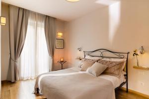 Un dormitorio con una cama grande y una ventana en MyFlorenceHoliday Gold Bridge, en Florencia
