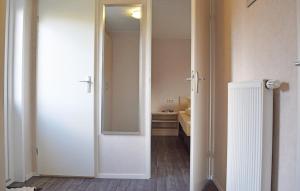 Ein Badezimmer in der Unterkunft M13 Hotel