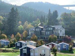 une rangée de maisons devant une montagne dans l'établissement M13 Hotel, à Riol