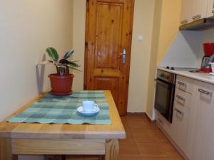 uma cozinha com uma mesa de madeira com uma chávena em Apartment Moni 2 em Veliko Tarnovo