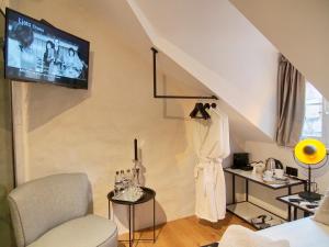 La Vita e Bella III في دوبروفنيك: غرفة معيشة مع تلفزيون على الحائط