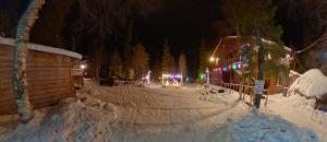 アパチートゥイにあるBaza otdikha Ekostrovskayaの夜雪道