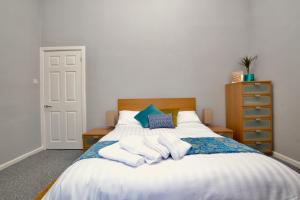 Ένα ή περισσότερα κρεβάτια σε δωμάτιο στο Perfect location for Racecourse and town centre