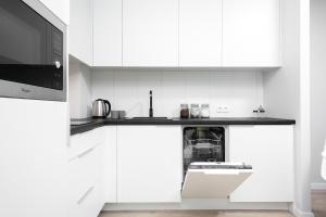 Kuchyňa alebo kuchynka v ubytovaní Warsaw City Center Apartments by Noclegi Renters