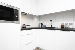 Kuchyňa alebo kuchynka v ubytovaní Warsaw City Center Apartments by Noclegi Renters