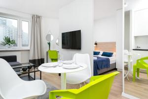 Televízia a/alebo spoločenská miestnosť v ubytovaní Warsaw City Center Apartments by Noclegi Renters