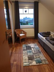 ヴァンガーラントにあるFerienwohnung Lenaのベッドと窓とラグのある寝室