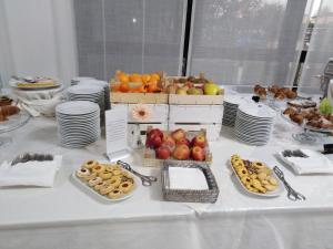 una mesa con platos de comida y fruta. en RHI Porta Bologna, en Pieve di Cento