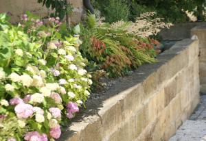 a retaining wall with flowers in a garden at Residenz Nr.6 in Zapfendorf