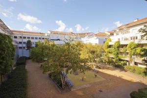 een uitzicht over een park voor een gebouw bij Séjours & Affaires Lyon Saxe-Gambetta in Lyon