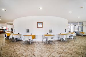ムーラにあるAfytos Bodrumの白い壁の客室で、テーブルと椅子が備わります。