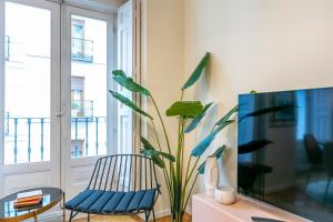 A television and/or entertainment centre at Luxury Belmont Puerta del Sol