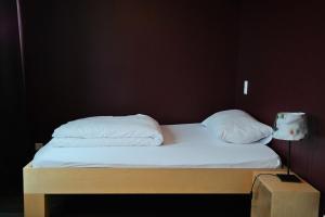 Uma cama ou camas num quarto em Gasthaus zum Ochsen