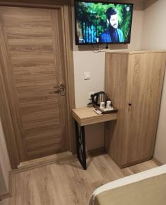 Příslušenství pro přípravu čaje a kávy v ubytování Cadde Suite Bakırköy