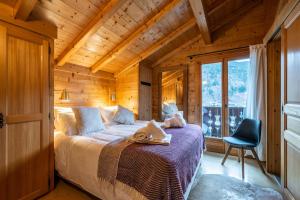 Chalet Doux Abri Morzine - by EMERALD STAYにあるベッド
