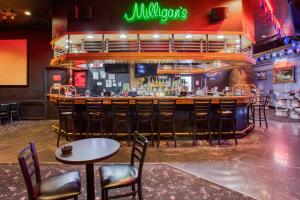 un bar en un restaurante con mesas y sillas en OYO Townhouse Owensboro West, en Owensboro