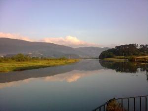 a view of a river with mountains in the background at Casa Rural Ozollo in Gautegiz Arteaga