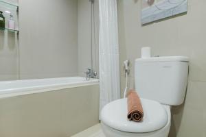 Ένα μπάνιο στο Elegant and Comfy Studio Azalea Suites Apartment Cikarang By Travelio +8 φωτογραφίες