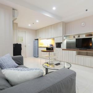 Η κουζίνα ή μικρή κουζίνα στο Elegant and Comfy Studio Azalea Suites Apartment Cikarang By Travelio