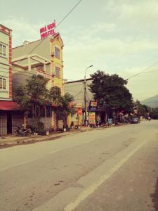 an empty street in a town with a building at Yen Minh Hotel Thien An in Na Thôn