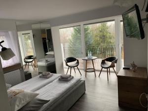 ヴィスワにあるVilla Platinumのベッドルーム1室(ベッド1台、テーブル、椅子付)