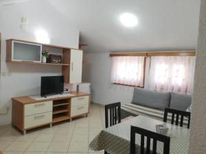 Televízia a/alebo spoločenská miestnosť v ubytovaní Apartments Branko