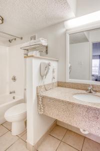 A bathroom at OYO Townhouse Owensboro West