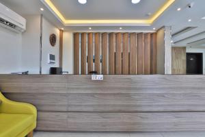 a lobby with a reception desk and a large wooden wall at نجمة نوارة للوحدات الفندقية in Najran