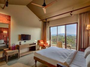 Postel nebo postele na pokoji v ubytování Advait Resort Kshetra Mahabaleshwar