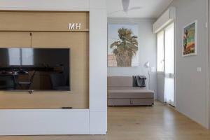 um quarto com uma porta de correr com uma cama em Italian design apartment in Rotchild /habima em Tel Aviv