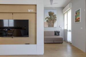 een kamer met een schuifdeur met een bed erin bij Italian design apartment in Rotchild /habima in Tel Aviv