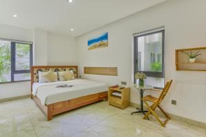- une chambre avec un lit et un bureau dans l'établissement Annie Danang Hotel & Apartment, à Đà Nẵng