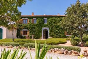 een ivoren huis met een tuin ervoor bij Finca Xemarri in Santanyi