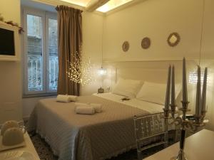 1 dormitorio con 1 cama con 2 toallas en BellaVita accomodation, en Tropea