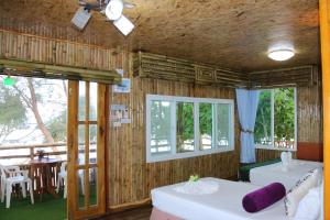 Postel nebo postele na pokoji v ubytování Ruan Mai Naiyang Beach Resort