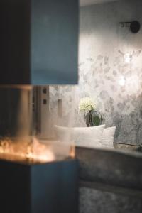 La salle de bains est pourvue d'un lavabo et d'un vase de fleurs. dans l'établissement Luxegg - Mountain Lodge, à Lutago