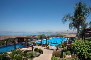 vista para a piscina num resort em Ramot Resort Hotel em Moshav Ramot