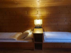Łóżko lub łóżka w pokoju w obiekcie Appartement Pension Bäckenhäusl FERIENWOHNUNGEN Chalets Hütten Komfortzimmer