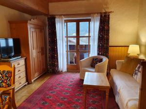 Telewizja i/lub zestaw kina domowego w obiekcie Appartement Pension Bäckenhäusl FERIENWOHNUNGEN Chalets Hütten Komfortzimmer